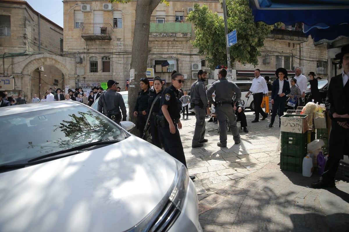 חייל חולץ ממאה שערים בחסות המשטרה