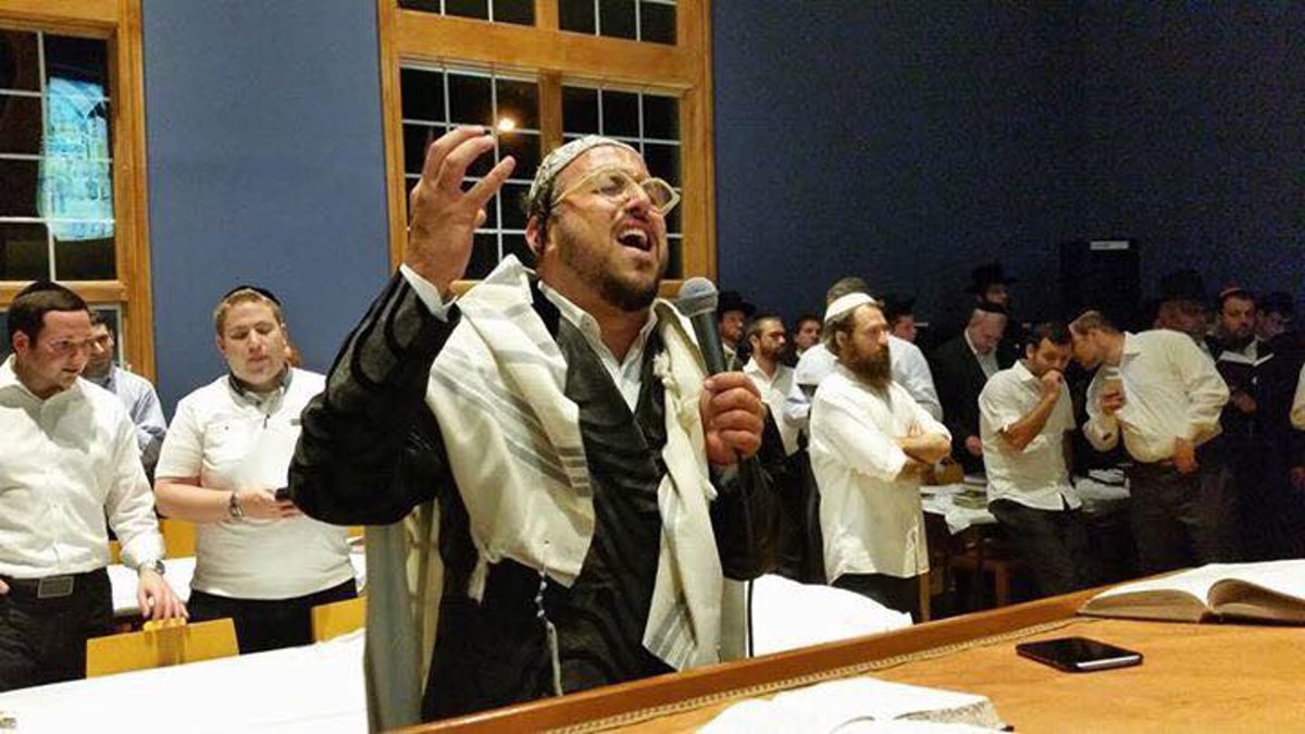 ליפא שר בבית הכנסת