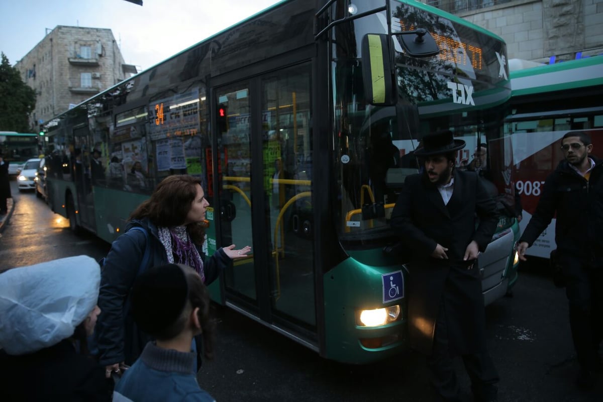 מעצר האב החרדי הוארך, עשרות יצאו להפגין בי-ם