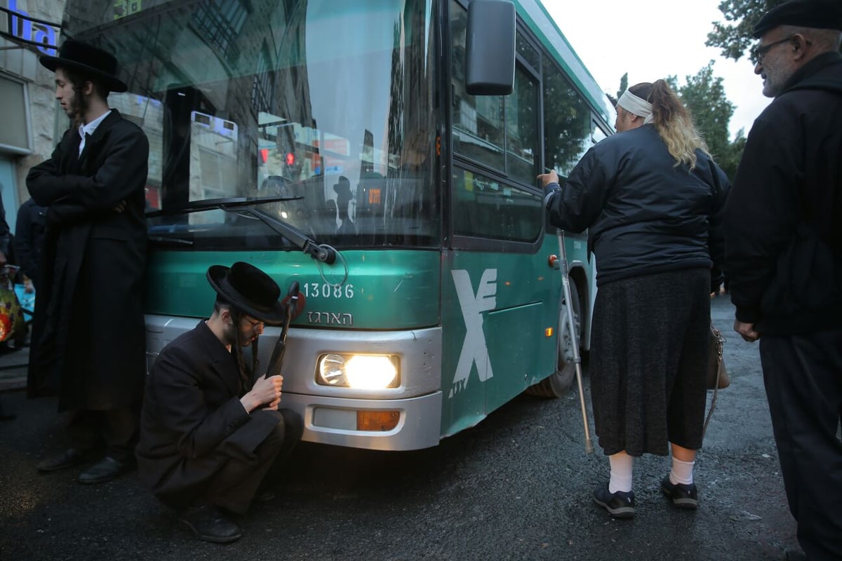 מעצר האב החרדי הוארך, עשרות יצאו להפגין בי-ם