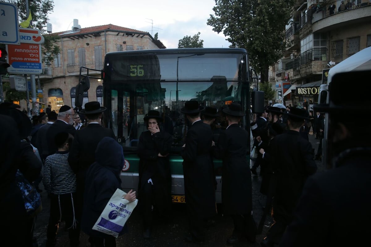 מעצר האב החרדי הוארך, עשרות יצאו להפגין בי-ם