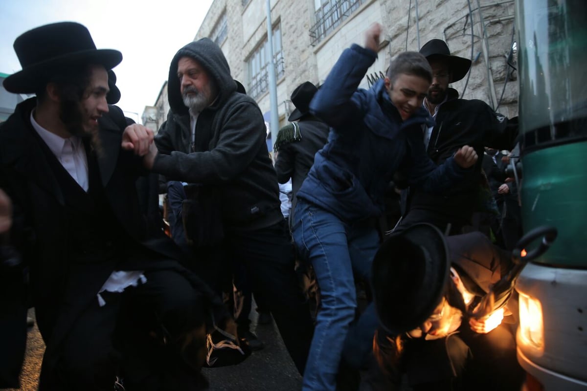 מעצר האב החרדי הוארך, עשרות יצאו להפגין בי-ם