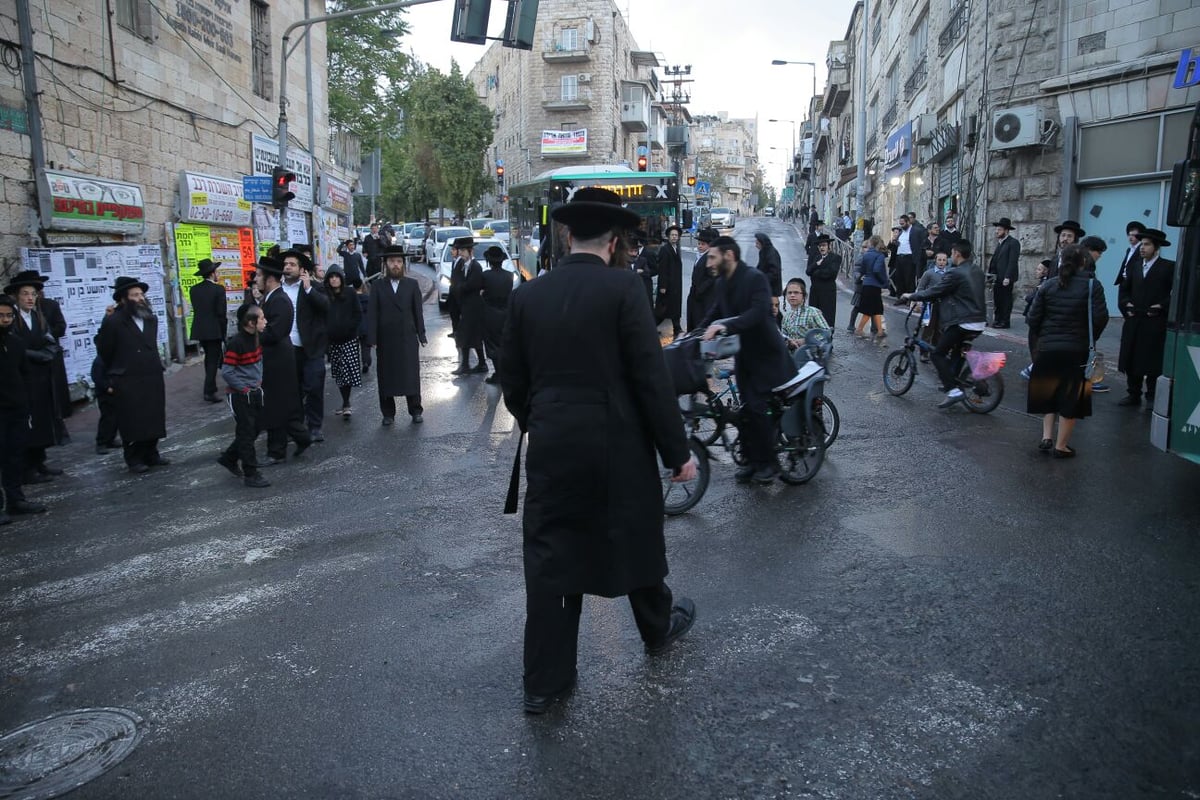 מעצר האב החרדי הוארך, עשרות יצאו להפגין בי-ם