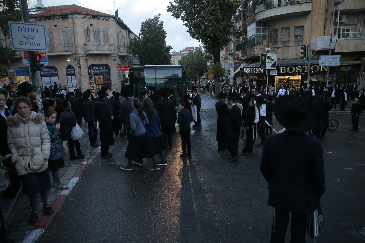 מעצר האב החרדי הוארך, עשרות יצאו להפגין בי-ם