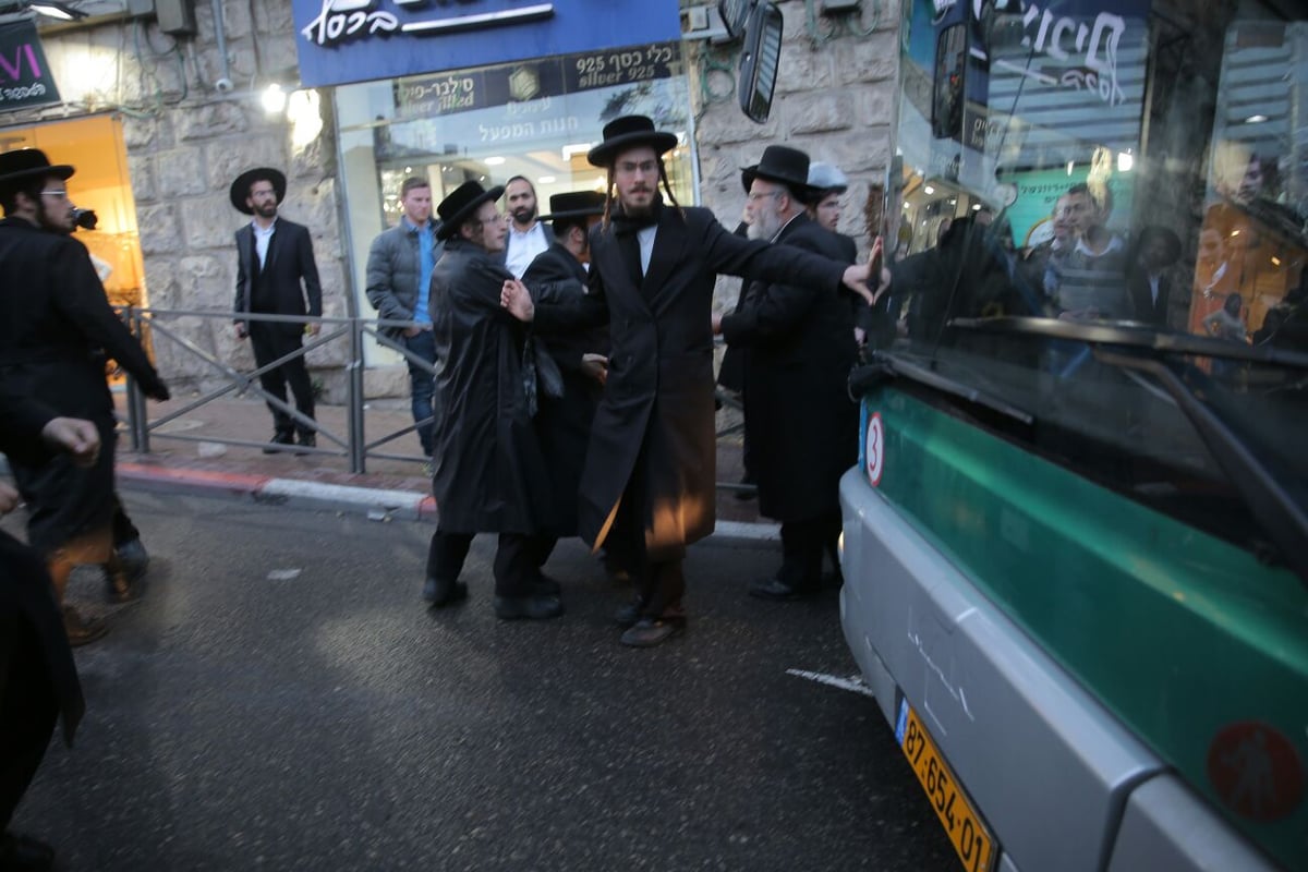 מעצר האב החרדי הוארך, עשרות יצאו להפגין בי-ם