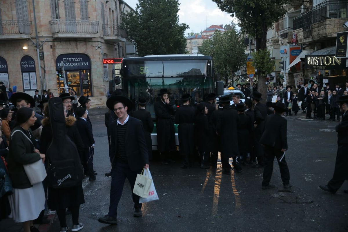 מעצר האב החרדי הוארך, עשרות יצאו להפגין בי-ם