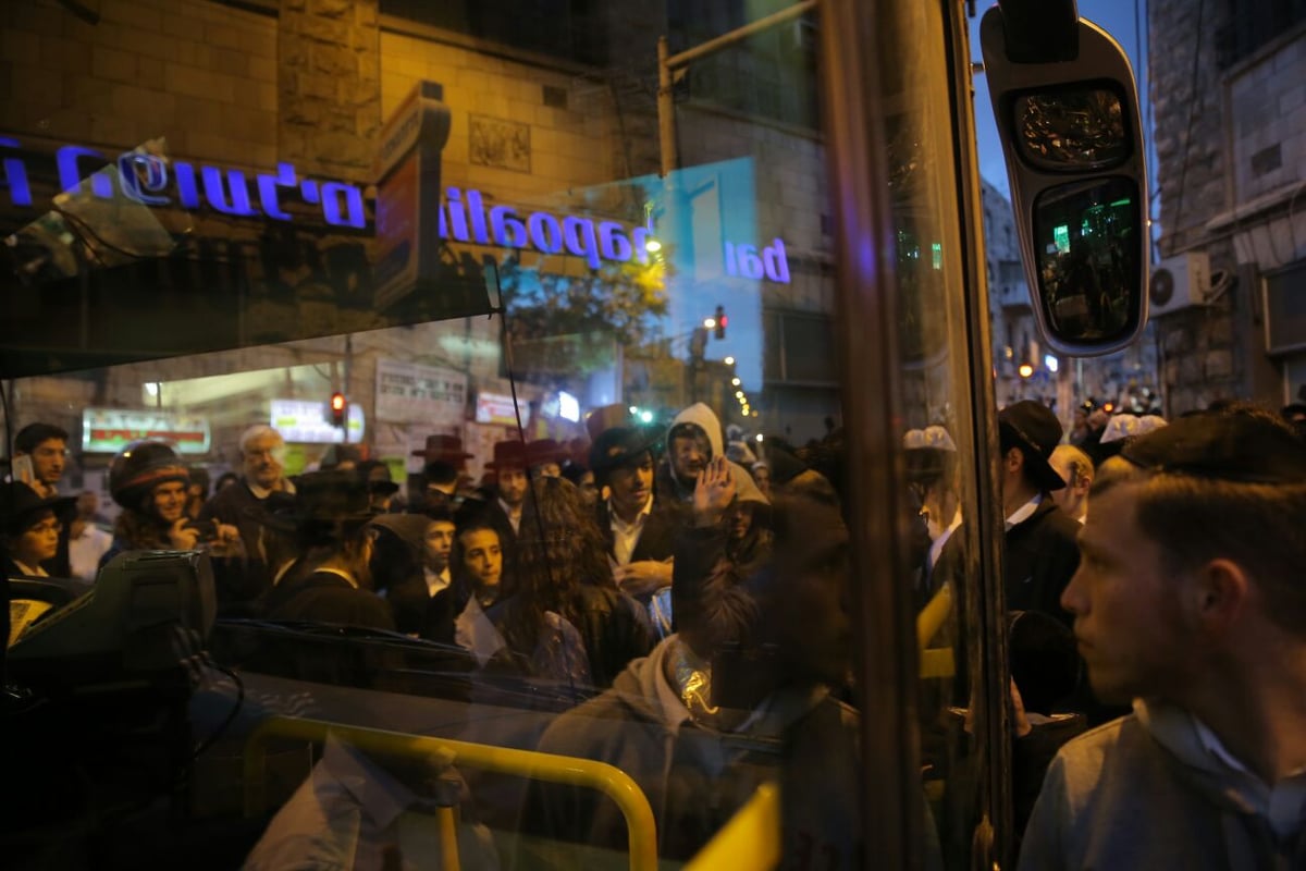 מעצר האב החרדי הוארך, עשרות יצאו להפגין בי-ם