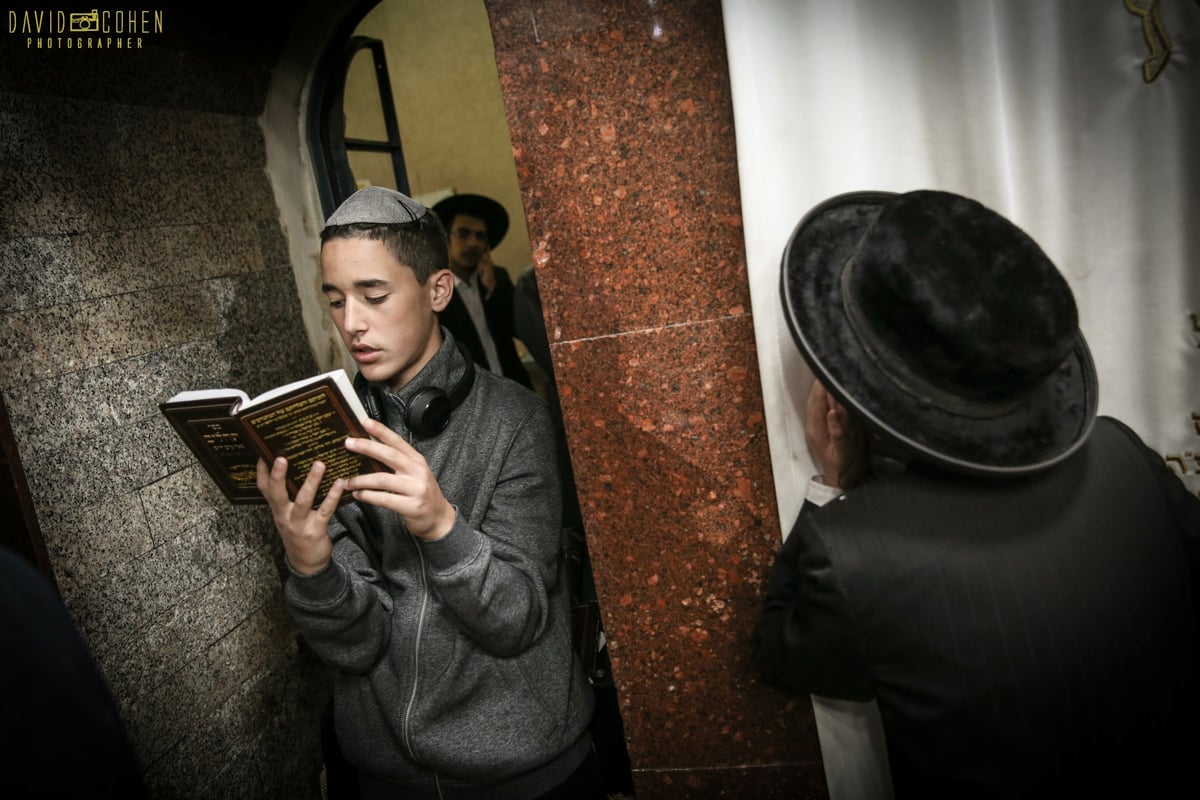 בחורי קהילת 'פרושים' התפללו במירון • צפו