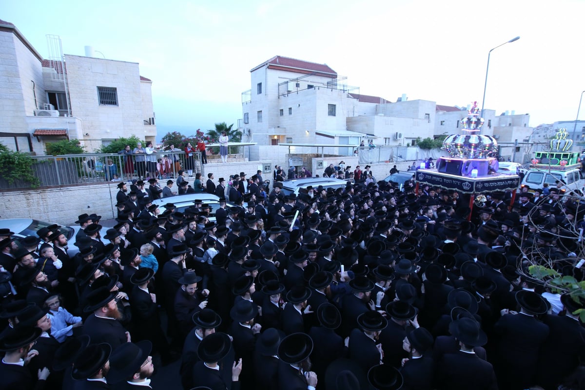 היחצ"ן הכניס ספר תורה, הפוליטיקאים התייצבו • גלריה