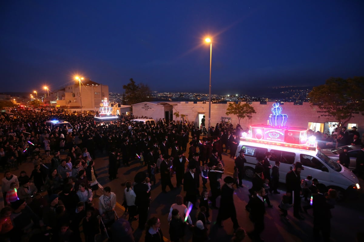 היחצ"ן הכניס ספר תורה, הפוליטיקאים התייצבו • גלריה