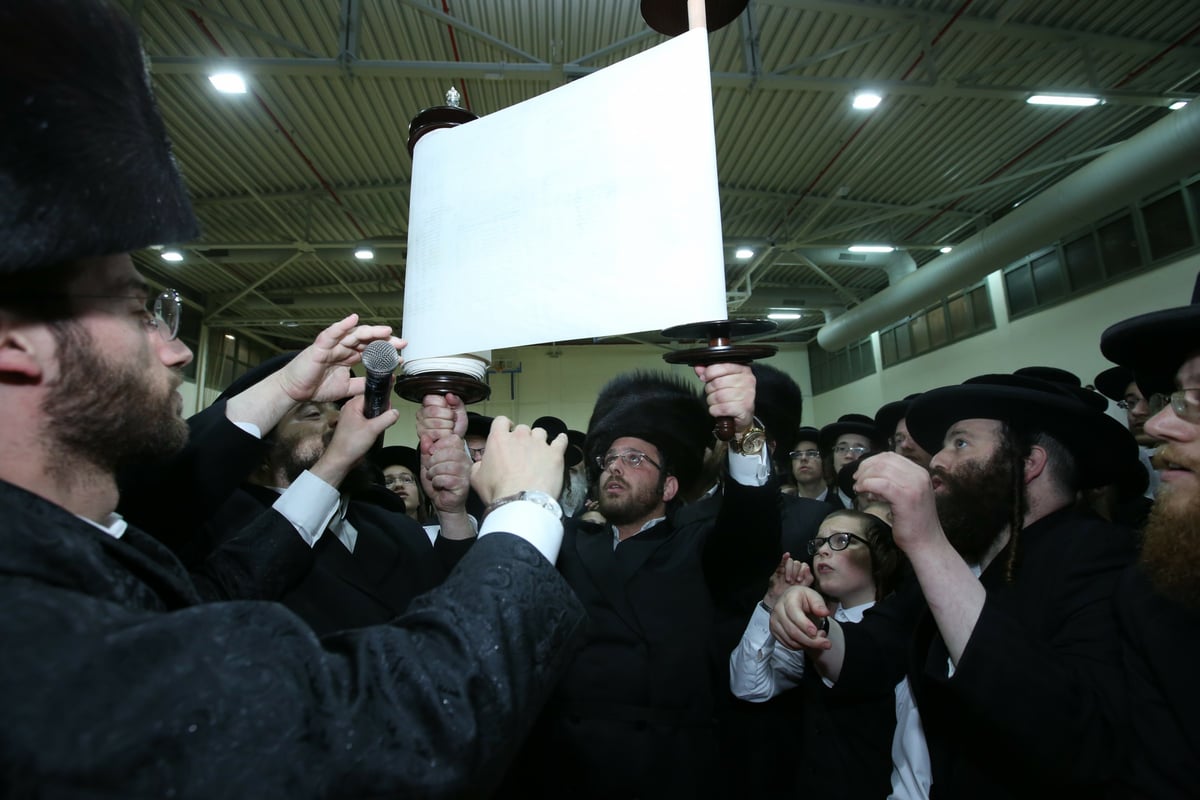 היחצ"ן הכניס ספר תורה, הפוליטיקאים התייצבו • גלריה