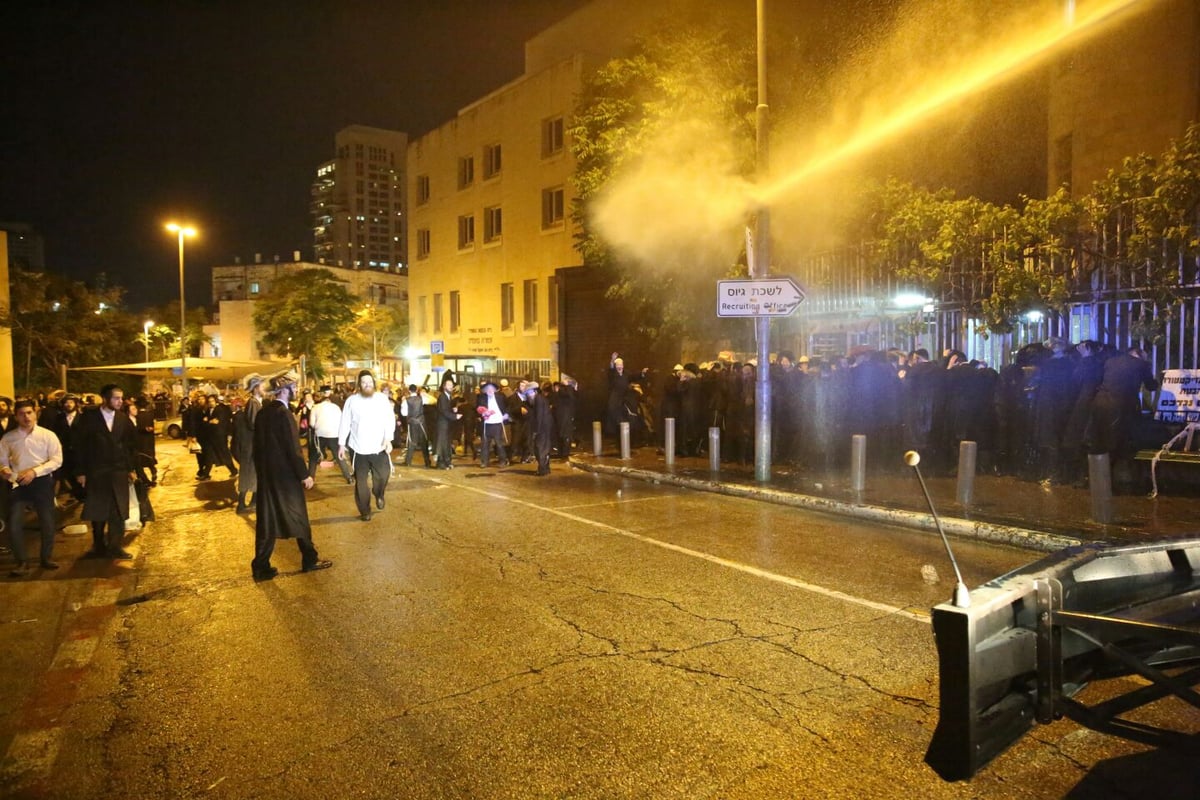 המשטרה מסירה כפפות: רימוני הלם על המפגינים החרדים