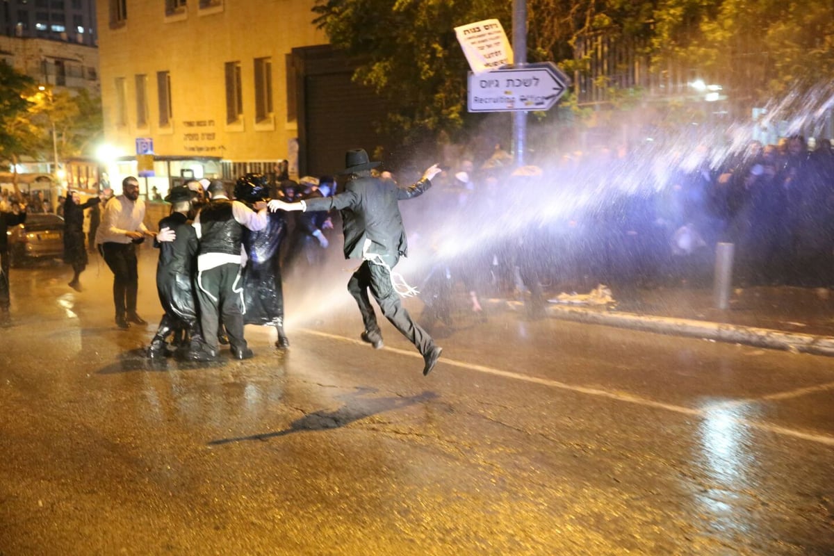 המשטרה מסירה כפפות: רימוני הלם על המפגינים החרדים