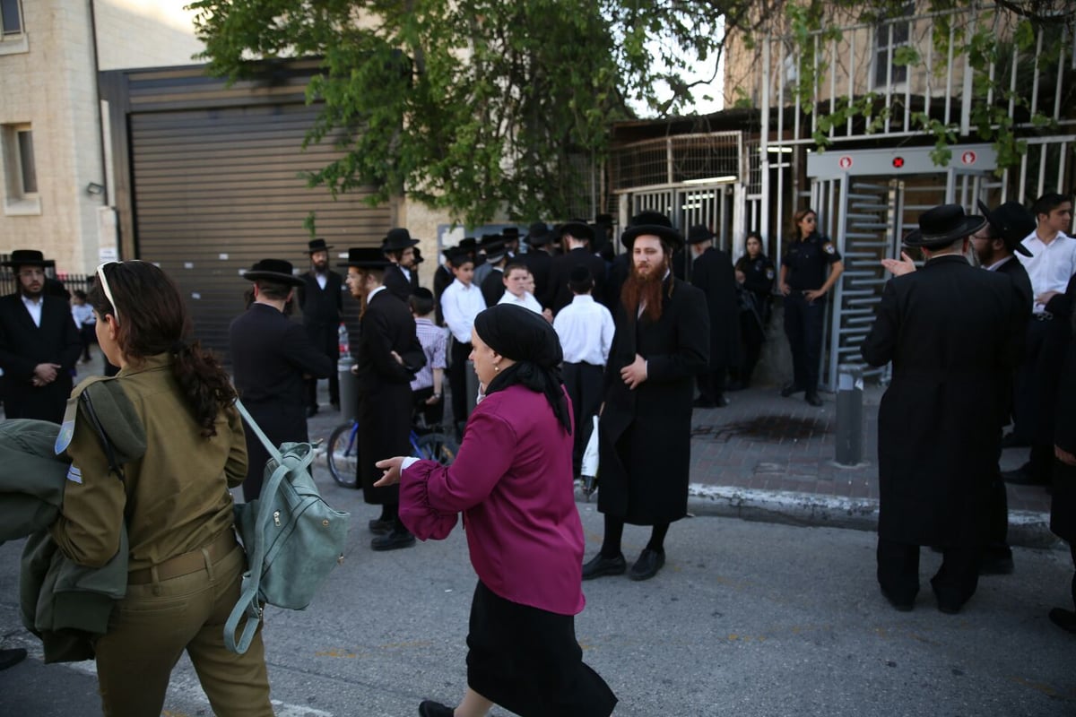 קיצונים מפגינים נגד מעצרה של צעירה חרדית