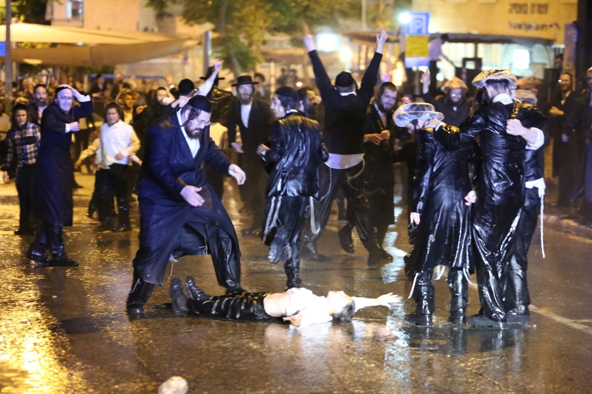 קיצונים מפגינים נגד מעצרה של צעירה חרדית