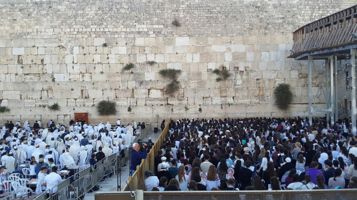 מאות בנות מנעו פרובוקציה בכותל המערבי • תיעוד