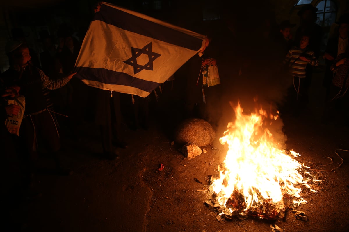 דגלי פלסטין הונפו בגאווה; דגלי ישראל הועלו באש