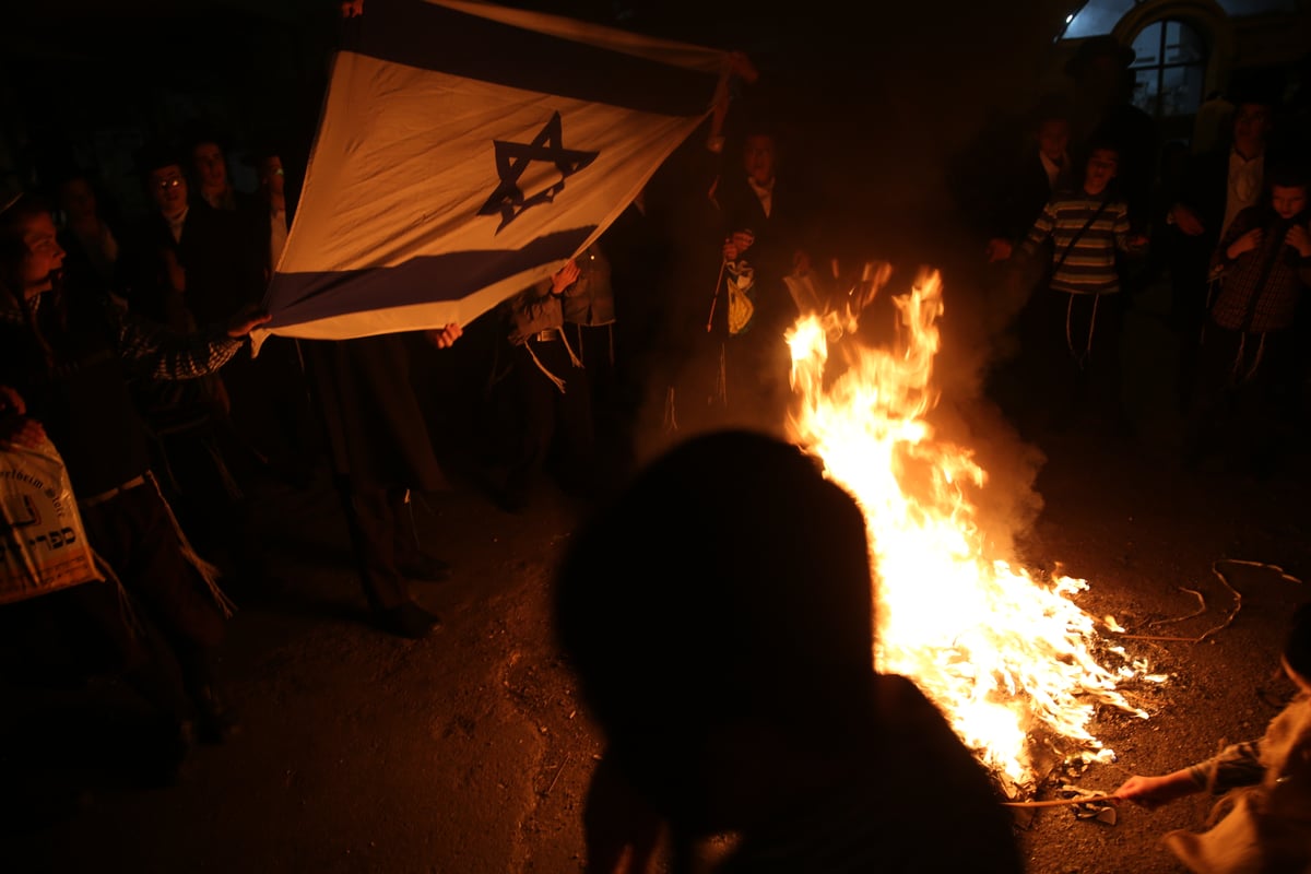 דגלי פלסטין הונפו בגאווה; דגלי ישראל הועלו באש