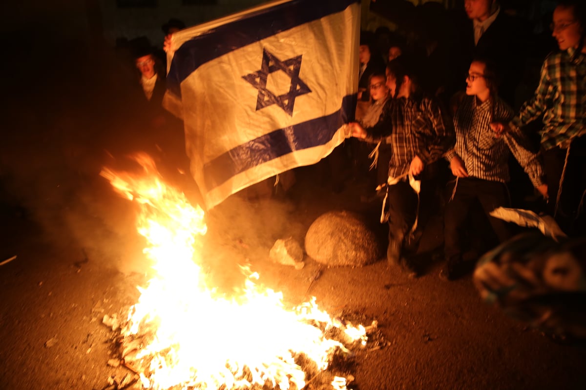 דגלי פלסטין הונפו בגאווה; דגלי ישראל הועלו באש