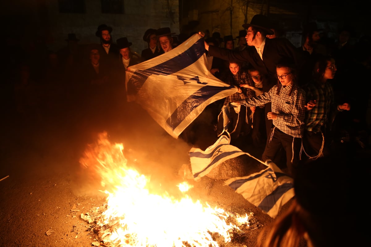 דגלי פלסטין הונפו בגאווה; דגלי ישראל הועלו באש