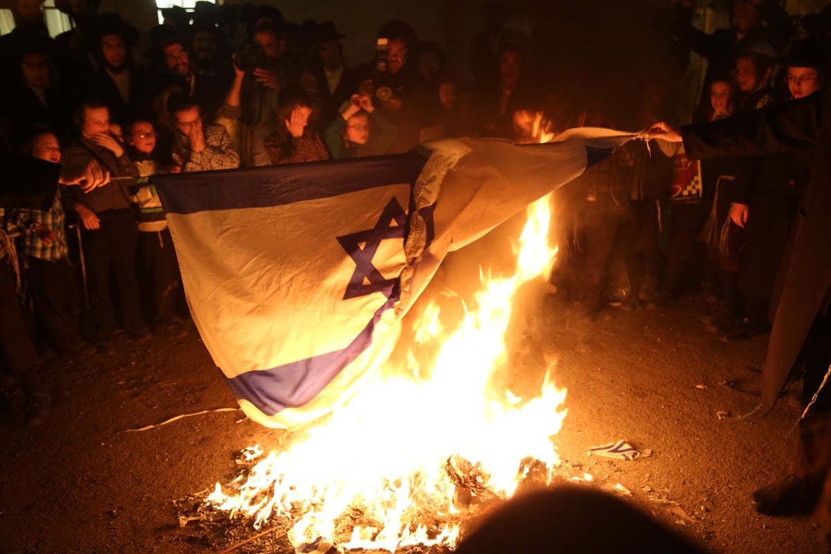 דגלי פלסטין הונפו בגאווה; דגלי ישראל הועלו באש