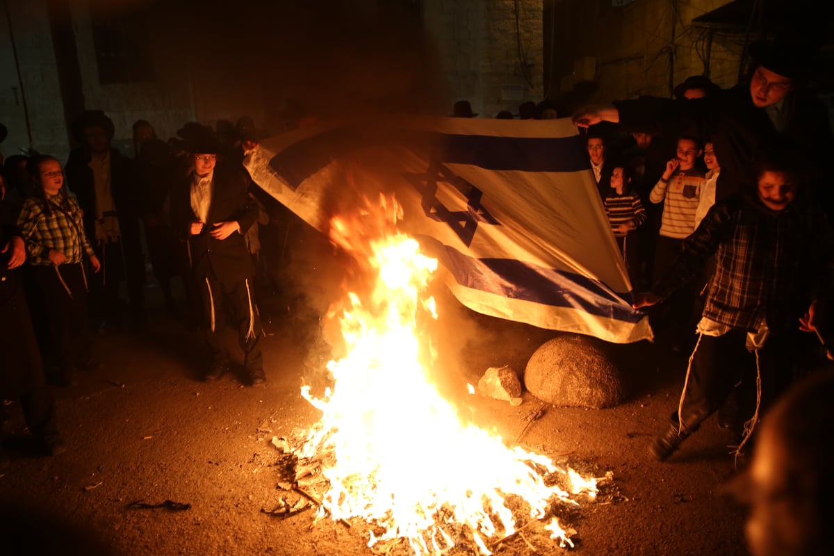 דגלי פלסטין הונפו בגאווה; דגלי ישראל הועלו באש