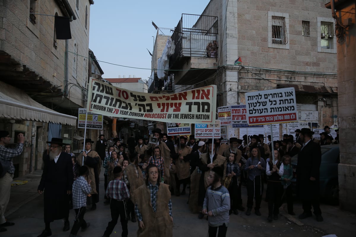 דגלי פלסטין הונפו בגאווה; דגלי ישראל הועלו באש