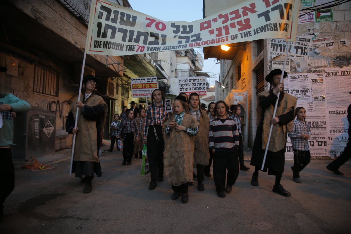 דגלי פלסטין הונפו בגאווה; דגלי ישראל הועלו באש