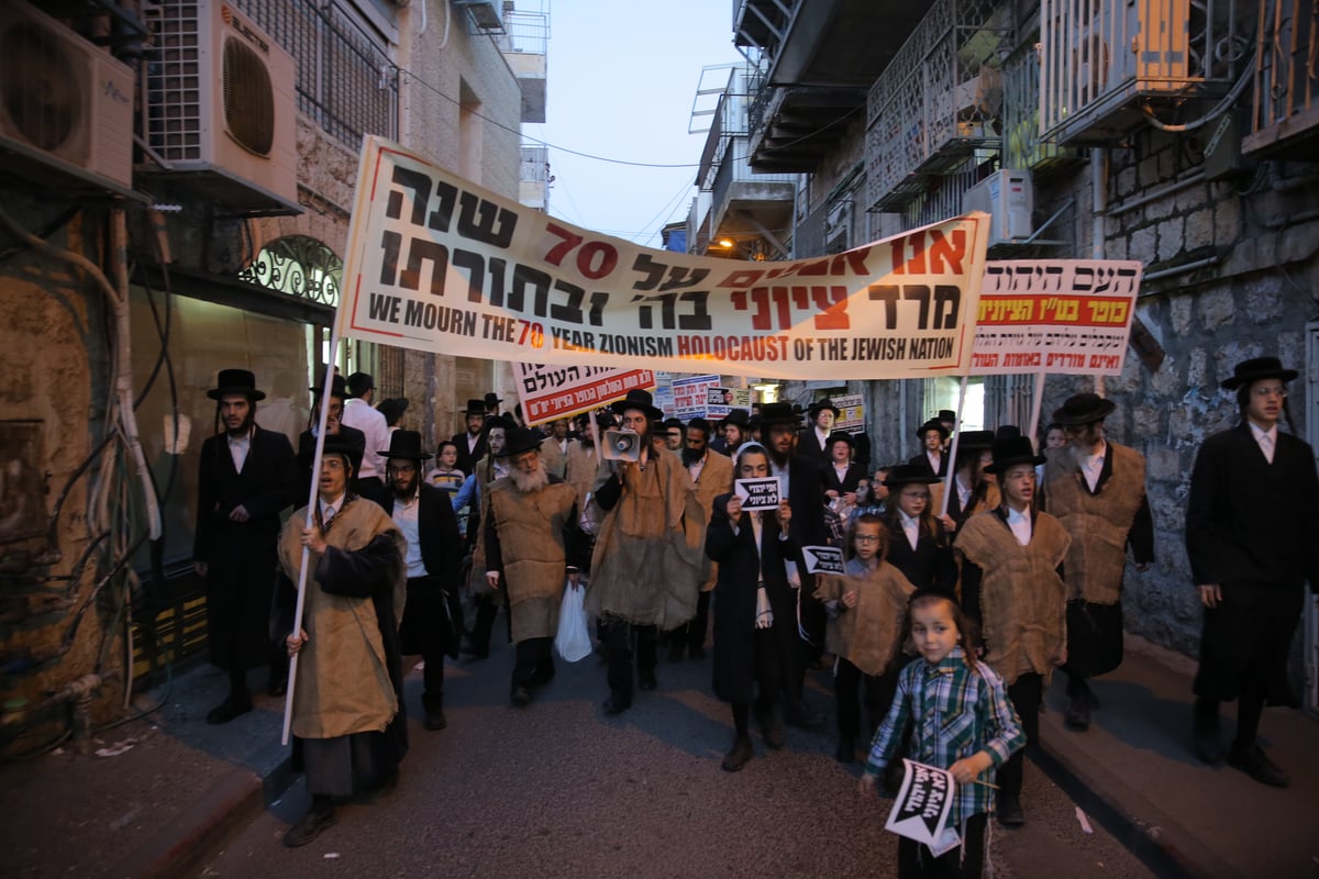 דגלי פלסטין הונפו בגאווה; דגלי ישראל הועלו באש