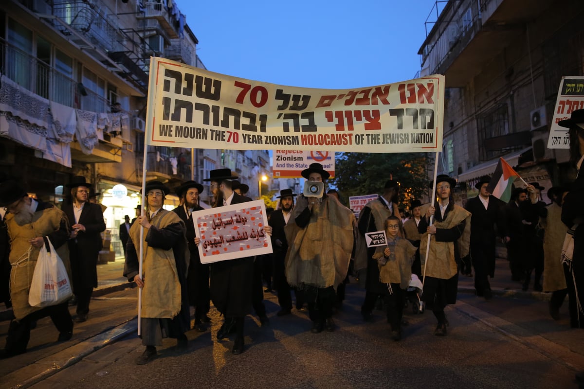 דגלי פלסטין הונפו בגאווה; דגלי ישראל הועלו באש