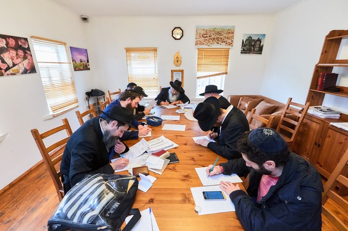 מאות השתטחו בציון הצ"צ והמהר"ש • גלריה