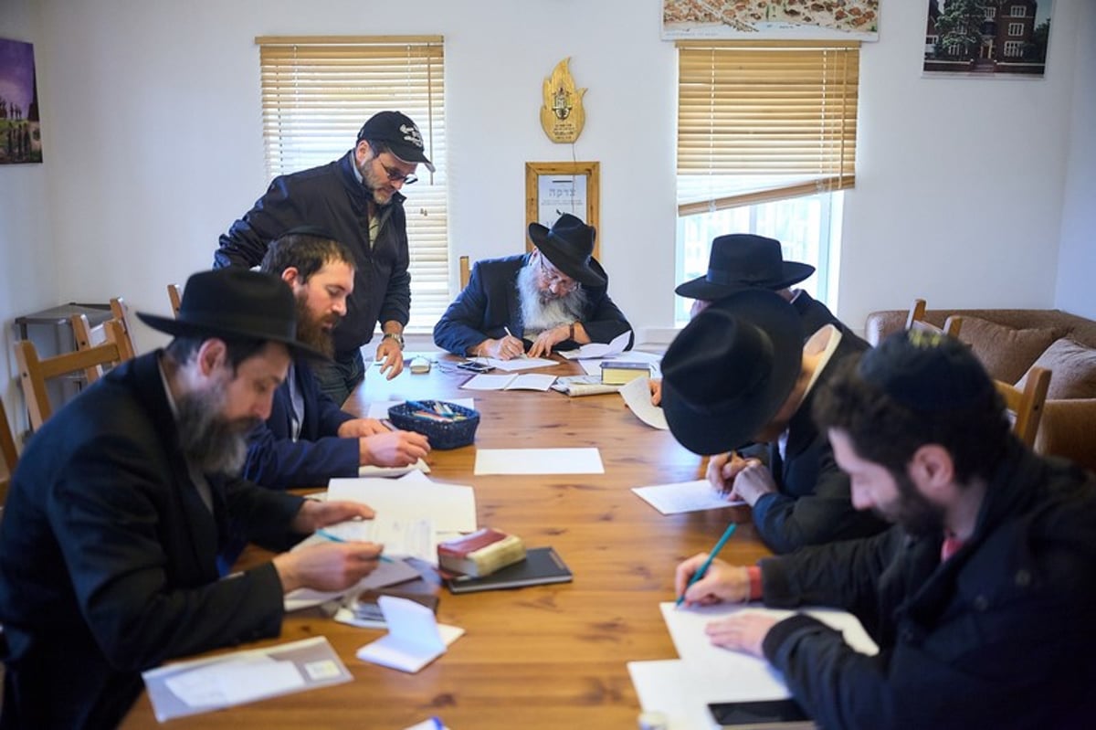 מאות השתטחו בציון הצ"צ והמהר"ש • גלריה