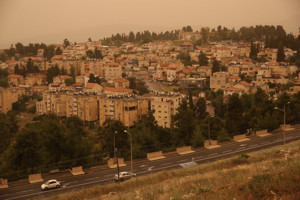 הצפות בחנויות ובבתי ספר: תמונות הסערה