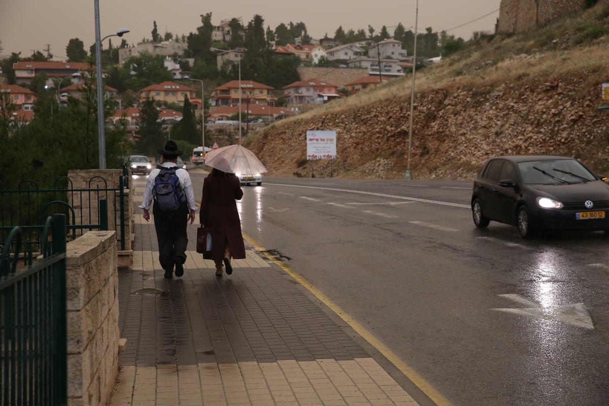 הצפות בחנויות ובבתי ספר: תמונות הסערה