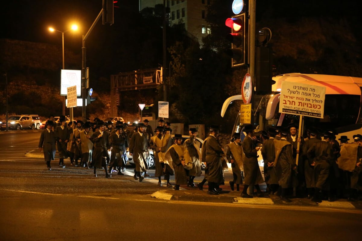 חסידי תולדות אהרן מפגינים ב'גינות סחרוב'