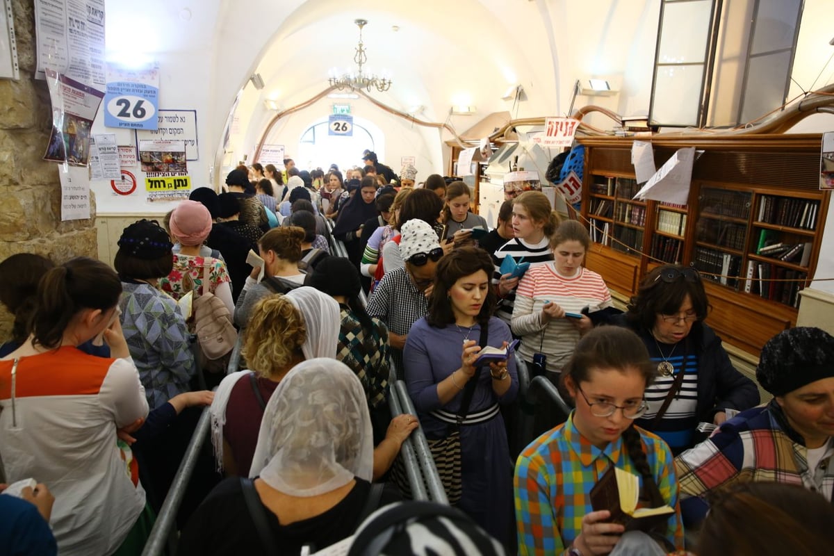 גלריה ראשונה: המוני מתפללים כבר בציון הרשב"י במירון