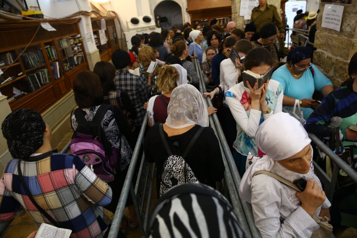 גלריה ראשונה: המוני מתפללים כבר בציון הרשב"י במירון