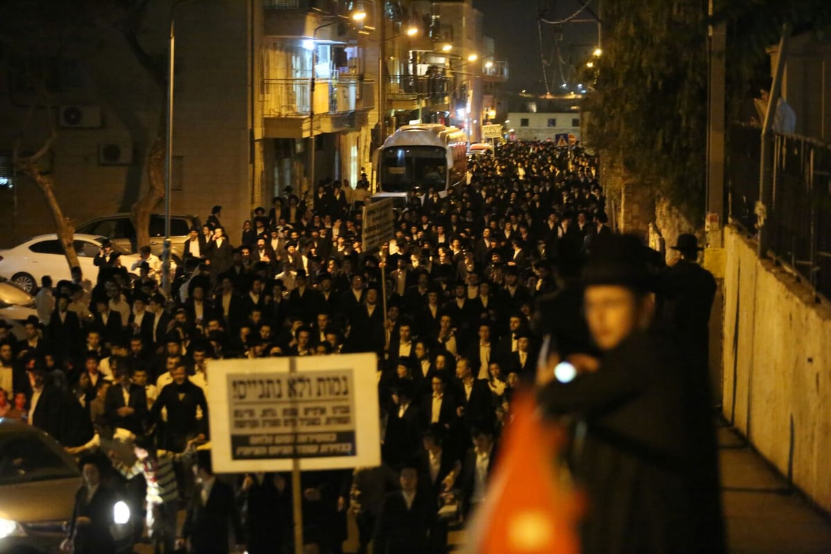 מאות הפגינו בירושלים על "גיוס בנות" • תיעוד