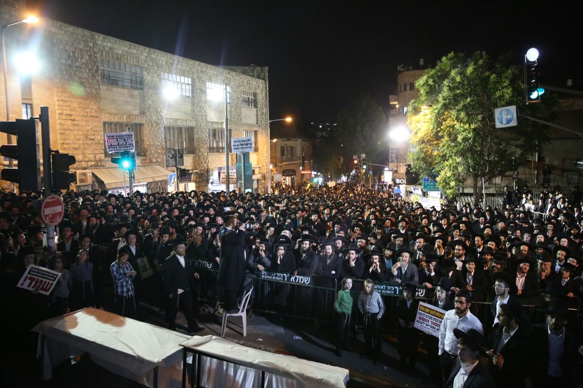 מאות הפגינו בירושלים על "גיוס בנות" • תיעוד