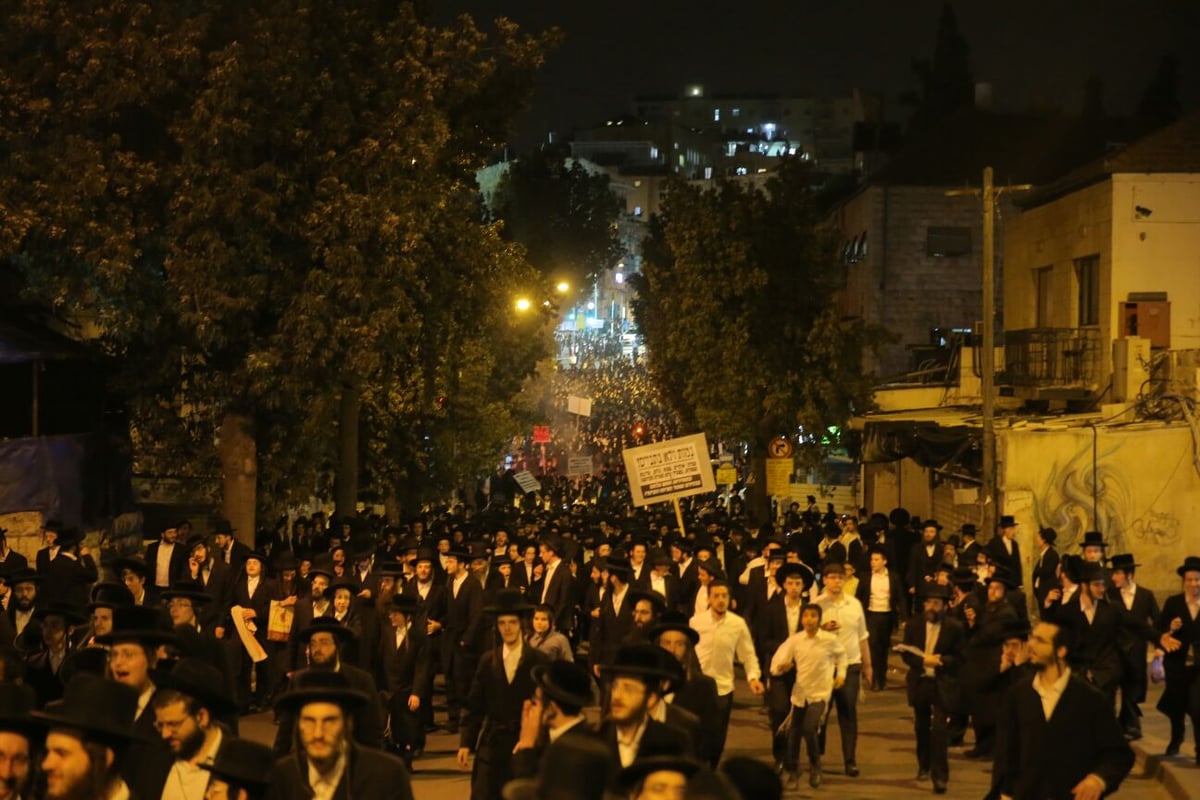 מאות הפגינו בירושלים על "גיוס בנות" • תיעוד