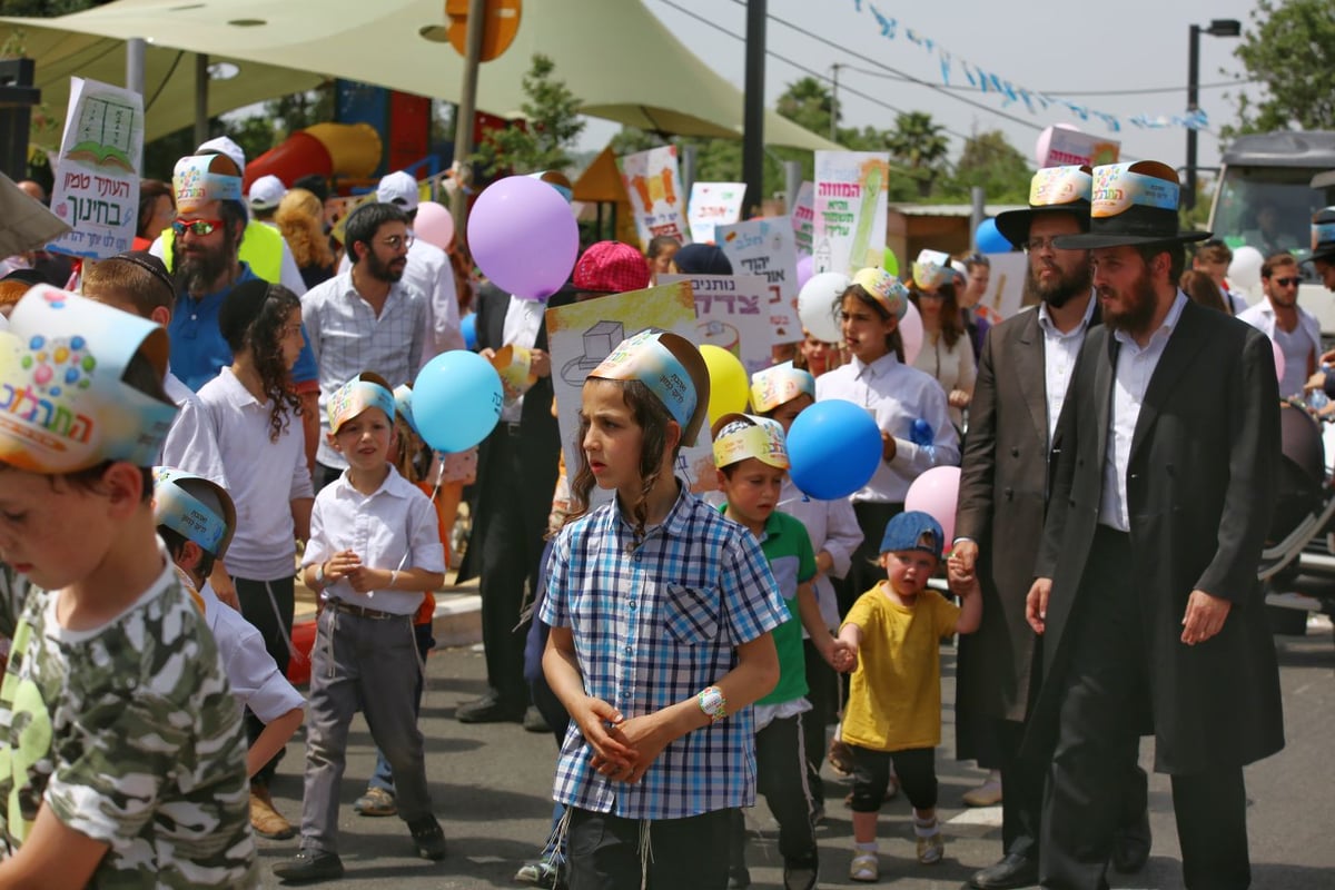 תחפושות ומתופפים: תהלוכת הילדים במירון