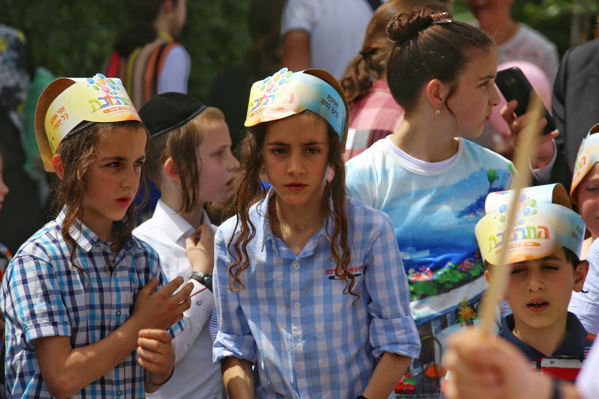 תחפושות ומתופפים: תהלוכת הילדים במירון