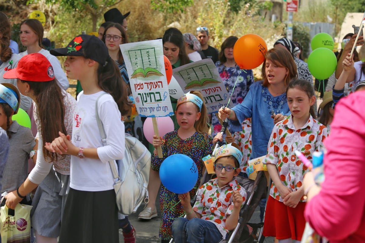 תחפושות ומתופפים: תהלוכת הילדים במירון