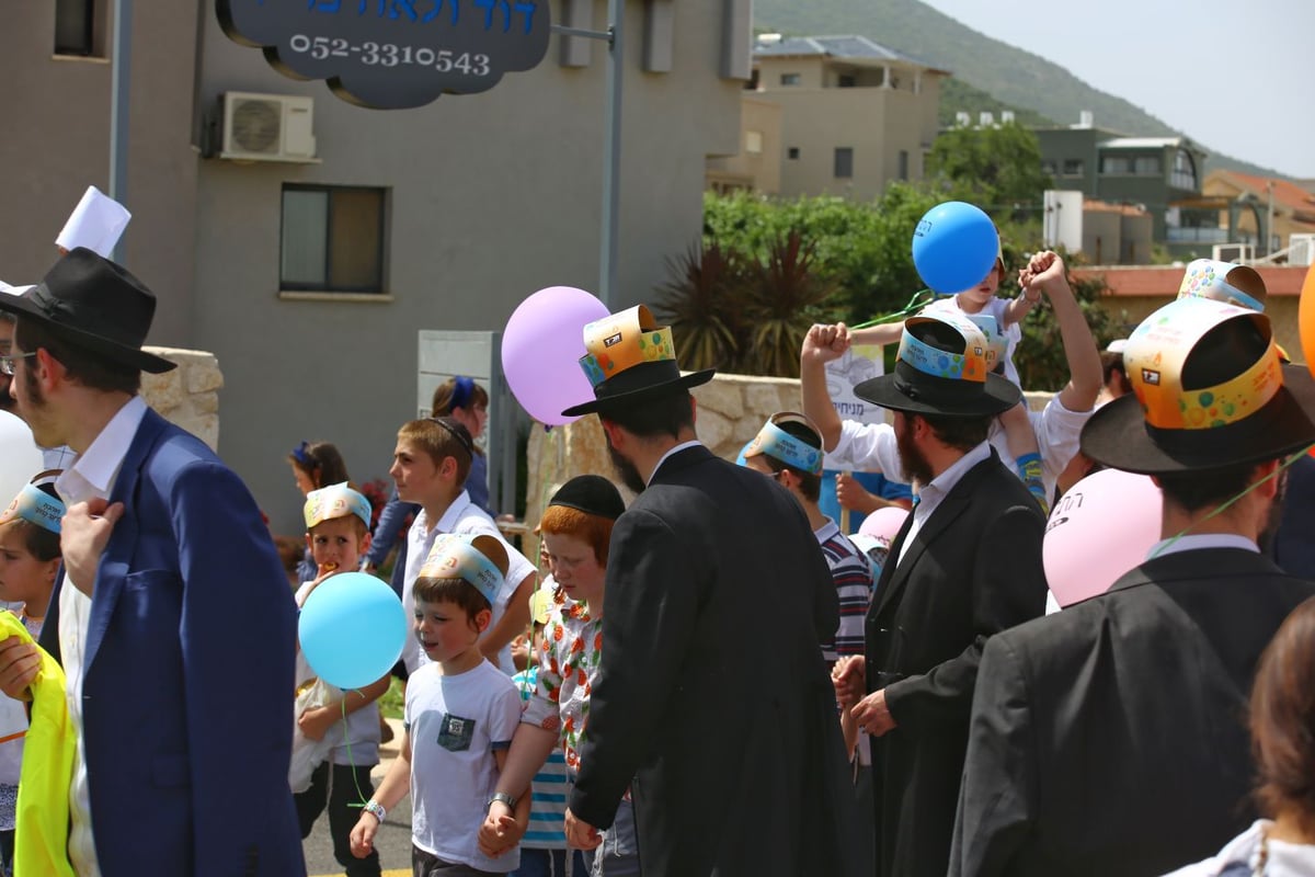 תחפושות ומתופפים: תהלוכת הילדים במירון