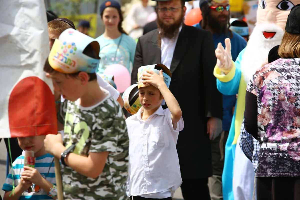 תחפושות ומתופפים: תהלוכת הילדים במירון