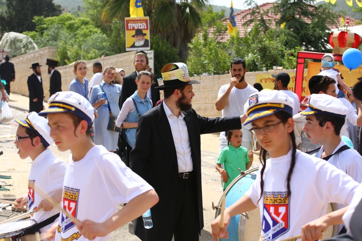 תחפושות ומתופפים: תהלוכת הילדים במירון