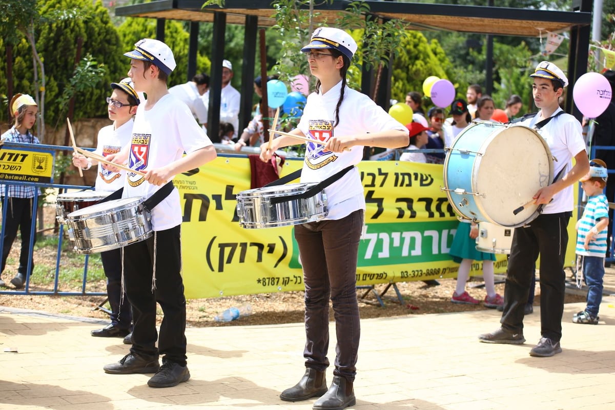 תחפושות ומתופפים: תהלוכת הילדים במירון