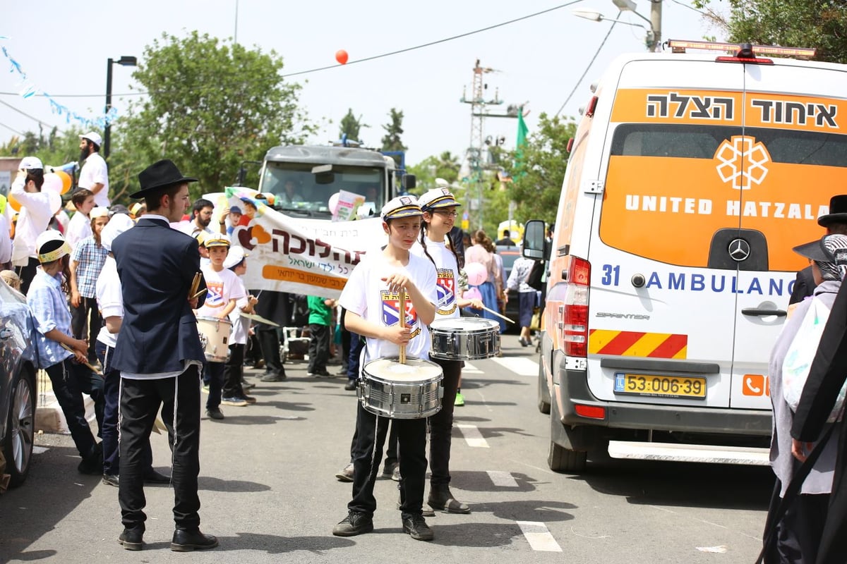 תחפושות ומתופפים: תהלוכת הילדים במירון