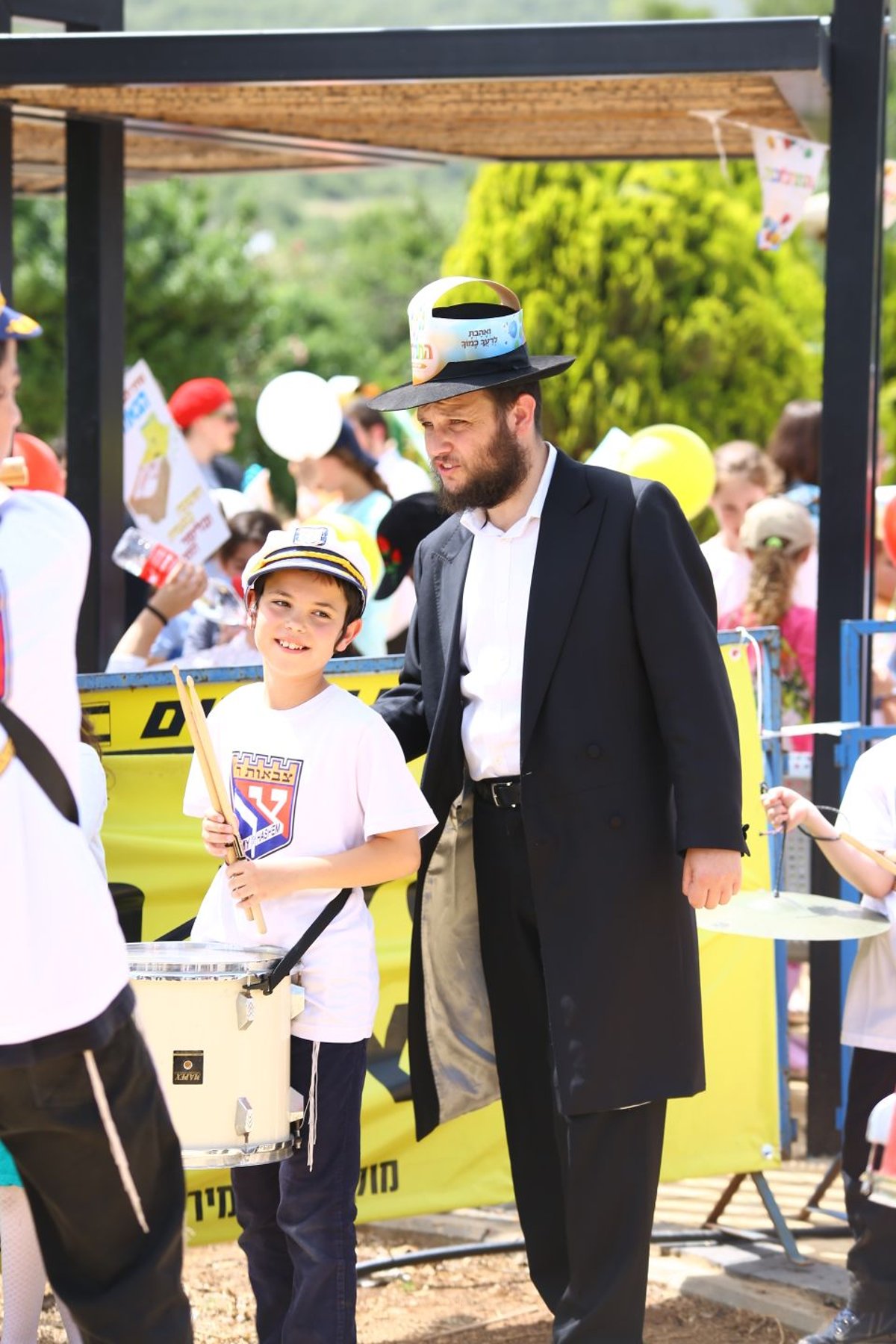 תחפושות ומתופפים: תהלוכת הילדים במירון