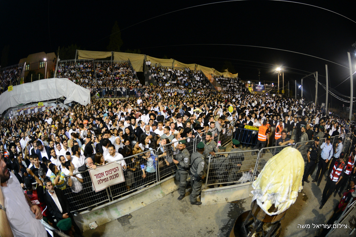 צפו: ההדלקה של הראשל"צ הגר"ש עמאר